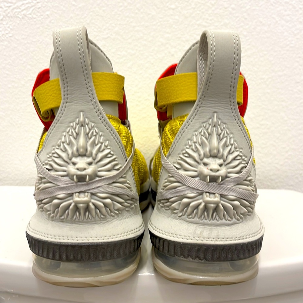 Lebron 16 XVI Harlem Fashion Row HFR DS Size 7 “Yellow”